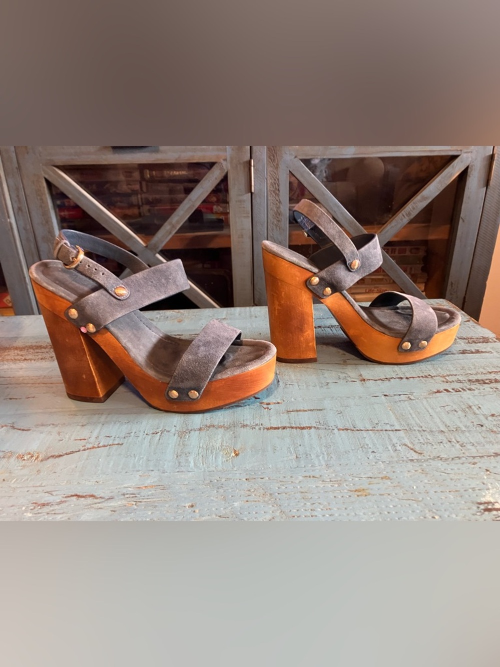 Amazing Women’s Gray Suede Platform Sandal with Wooden Heel (8.5 sz) - Picture 3 of 12